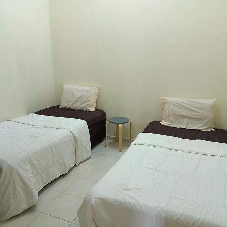 Oyo Home 90419 Sahar Guesthouse Малакка Экстерьер фото