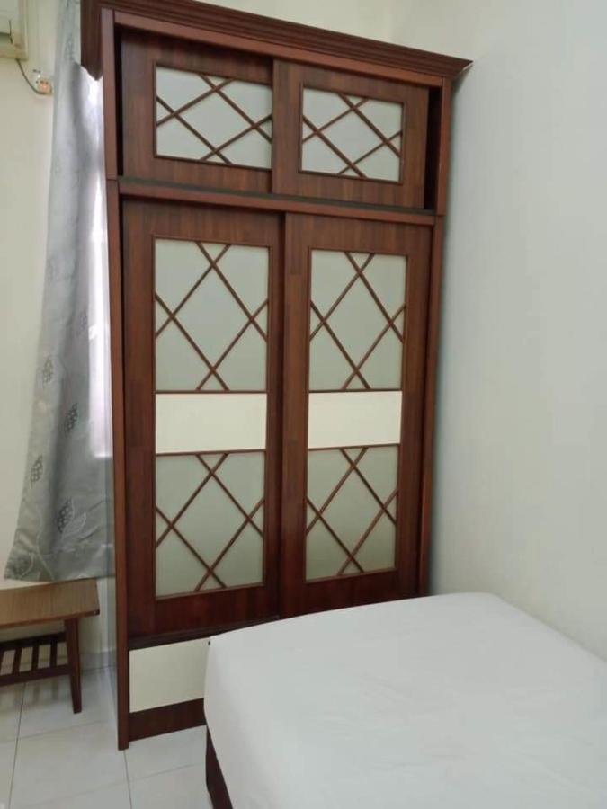 Oyo Home 90419 Sahar Guesthouse Малакка Экстерьер фото
